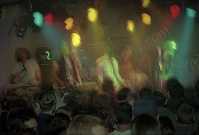 avalanches_crowd_amp_1934_wyliepic_7_10_04.jpg