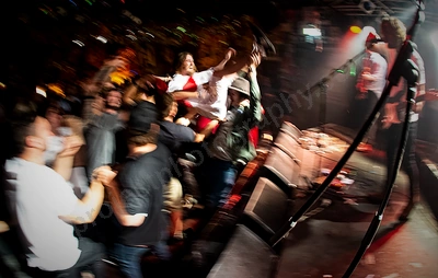 bad_dreem_jesus_crowdsurfing_amp_wyliepic_10_15_00.png