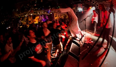 bad_dreem_jesus_crowdsurfing_amp_wyliepic_10_15_02.png