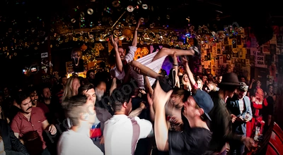 bad_dreem_jesus_crowdsurfing_amp_wyliepic_10_15_09.png