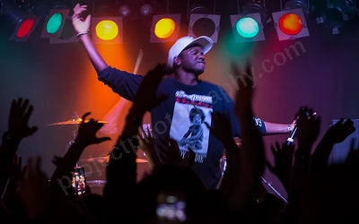 baker_boy_crowd_amp_wyliepic_5_18_00.png