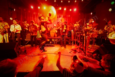 banda_conmocion_chile_wyliepic_11_09_015.png