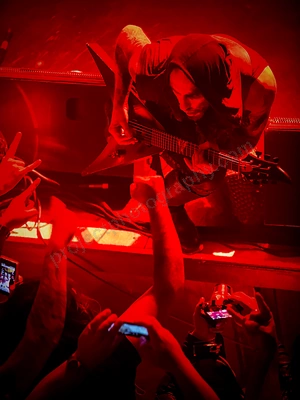 behemoth_crowd_capitol_wyliepic_9_15_01.png