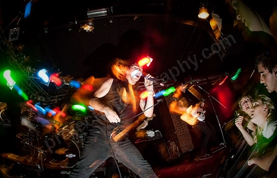 behind_crimson_eyes_crowd_amp_wyliepic_2_07_05.png