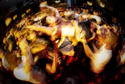 bennies_crowd_crowdsurf_rosemount_wyliepic_2_13_00_1.jpg
