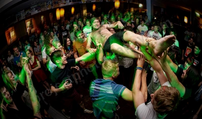 bennies_crowd_crowdsurf_rosemount_wyliepic_2_13_01.jpg