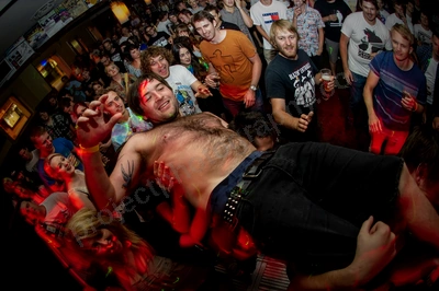 bennies_crowd_crowdsurf_rosemount_wyliepic_2_13_02.jpg