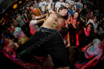 bennies_crowd_crowdsurf_rosemount_wyliepic_2_13_03.jpg