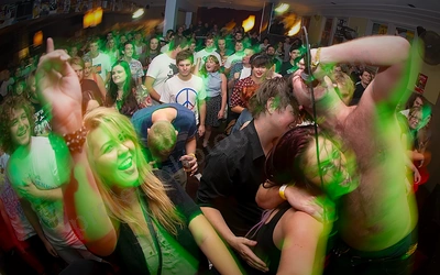 bennies_crowd_rosemount_wyliepic_2_13_1405.png