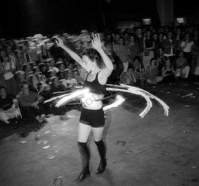 bizircus_crowd_1130_wyliepic_5_95_00.jpg