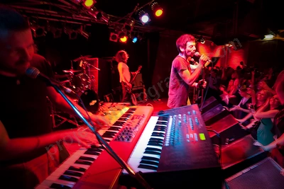 bluejuice_crowd_amp_wyliepic_4_08_ 02.png