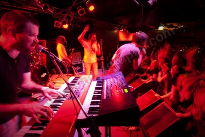 bluejuice_crowd_amp_wyliepic_4_08_ 05.png