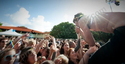 bluejuice_crowd_vroom_uwa_wyliepic_11_08_02.png