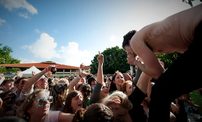 bluejuice_crowd_vroom_uwa_wyliepic_11_08_03.png