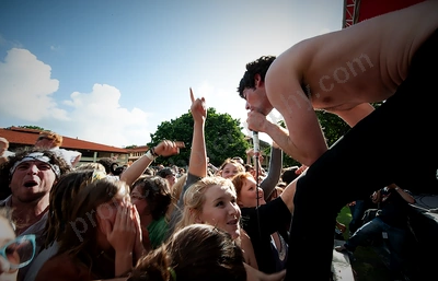 bluejuice_crowd_vroom_uwa_wyliepic_11_08_04.png