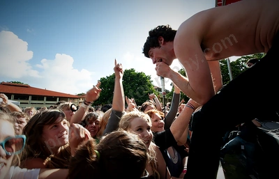 bluejuice_crowd_vroom_uwa_wyliepic_11_08_05.png
