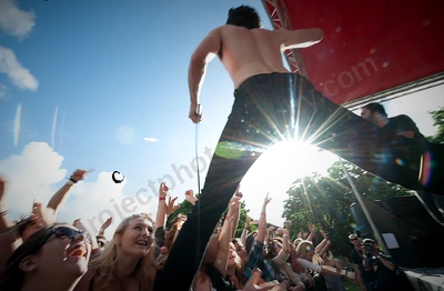 bluejuice_crowd_vroom_uwa_wyliepic_11_08_06.png