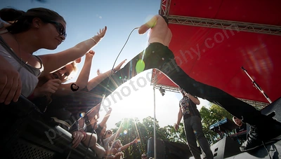 bluejuice_crowd_vroom_uwa_wyliepic_11_08_10.png