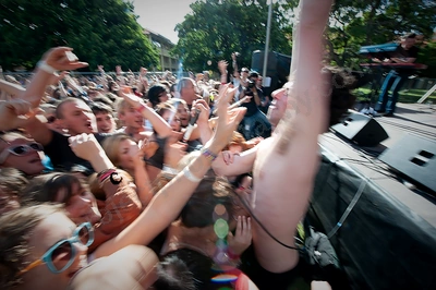 bluejuice_crowd_vroom_uwa_wyliepic_11_08_11.png