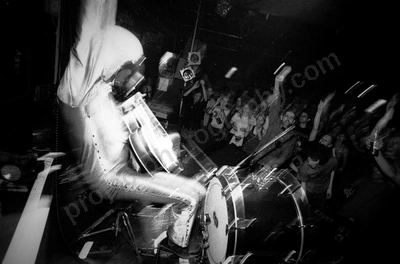 bob_log_the_third_crowd_2320_wyliepic_10_03_01.jpg