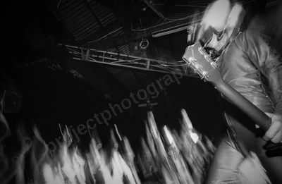 bob_log_the_third_crowd_2320_wyliepic_10_03_03.jpg