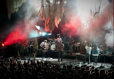 bon_ivor_crowd_red_hill_wyliepic_3_12_04.png