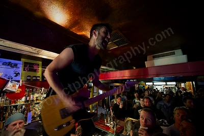 calling_all_cars_crowd_indi_bar_wyliepic_9_11_01.png