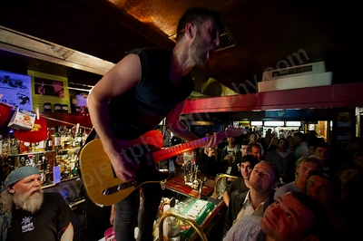 calling_all_cars_crowd_indi_bar_wyliepic_9_11_02.png