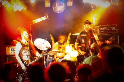chainsaw_hookers_crowd_rosemount_wf_wyliepic_10_11_01.png