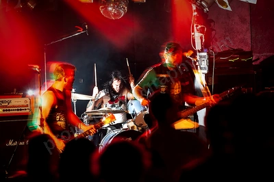 chainsaw_hookers_crowd_rosemount_wf_wyliepic_10_11_04.png