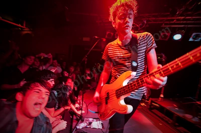 children_collide_crowd_amp_wyliepic_4_09_00.png