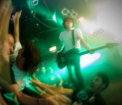 children_collide_crowd_amp_wyliepic_8_12_00.png