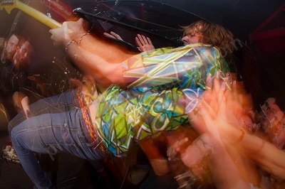 children_collide_crowd_amp_wyliepic_8_12_01.png
