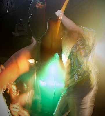 children_collide_crowd_amp_wyliepic_8_12_02.png