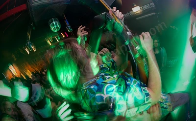 children_collide_crowd_amp_wyliepic_8_12_03.png