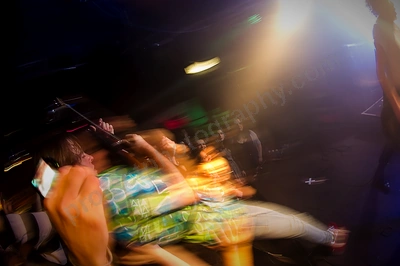 children_collide_crowd_amp_wyliepic_8_12_04.png