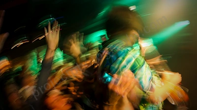 children_collide_crowd_amp_wyliepic_8_12_05.png