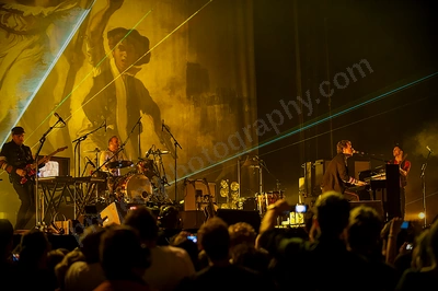 coldplay_crowd_burswood_wyliepic_2_09_02.png