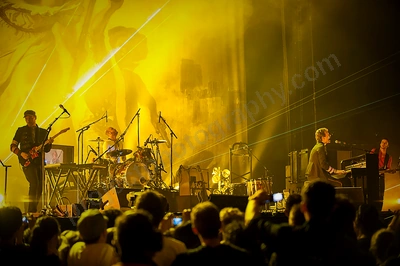 coldplay_crowd_burswood_wyliepic_2_09_04.png