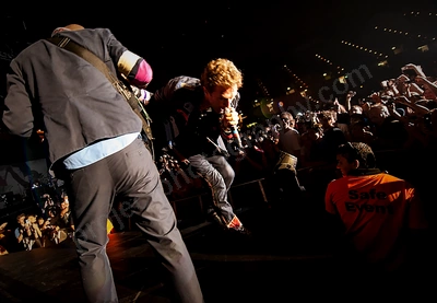 coldplay_crowd_burswood_wyliepic_2_09_85.png