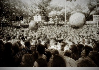crowd-slverchair_FILM.jpg