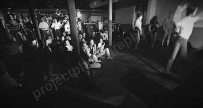 crowd_aquarium_swanny_1305_wyliepic_9_95_00.jpg