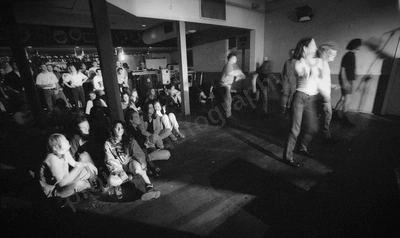 crowd_aquarium_swanny_1305_wyliepic_9_95_01.jpg