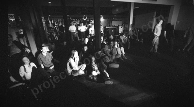 crowd_aquarium_swanny_1305_wyliepic_9_95_04.jpg