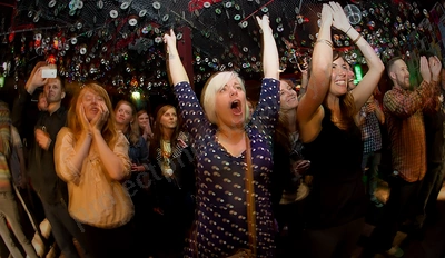 crowd_bob_gordons_amp_wyliepic_9_13_03.png