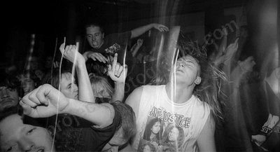 crowd_bones_alliegance_grosvenor_946_wyliepic_9_94_08.jpg