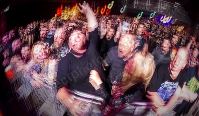crowd_chaos_divine_capitol_wyliepic_8_19_02.png