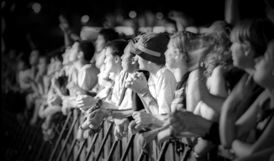 crowd_foo_fighters_bdo_2225_wyliepic_2_2_2003_02.jpg