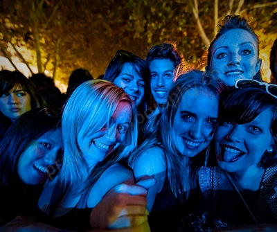 crowd_girls_architecture_in_helsinki_st_jeromes_wyliepic_2_09_00.png
