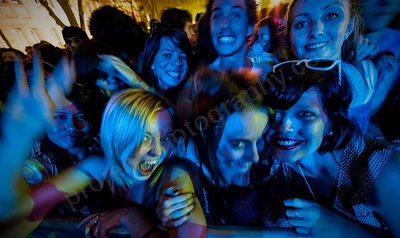 crowd_girls_architecture_in_helsinki_st_jeromes_wyliepic_2_09_03.png